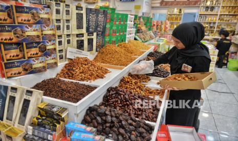 Seorang ibu berbelanja pangan untuk kebutuhan Ramadhan. 