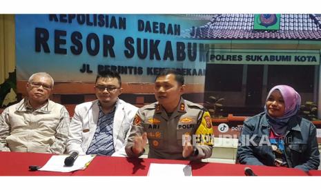 Kapolres Sukabumi Kota, AKBP Ari Setyawan Wibowo, saat melakukan konferensi pers di Mapolres Sukabumi Kota terkait kasus anak SD Kecamatan Sukaraja, Kabupaten Sukabumu yang meninggal diduga dikeroyok pada Senin (10/7/2023) malam. 