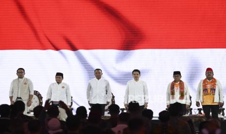 Tiga pasangan calon Gubernur-Wakil Gubernur DKI Jakarta (dari kiri) Ridwan Kamil-Suswono, Dharma Pongrekun-Kun Wardana Abyoto, dan Pramono Anung-Rano Karno  mengikuti debat pertama pasangan Calon Gubernur dan Wakil Gubernur DKI Jakarta tahun 2024 di JIExpo Kemayoran, Jakarta, Ahad (6/10/2024). Debat perdana tersebut mengangkat tema penguatan SDM dan transformasi Jakarta menjadi Kota Global. 