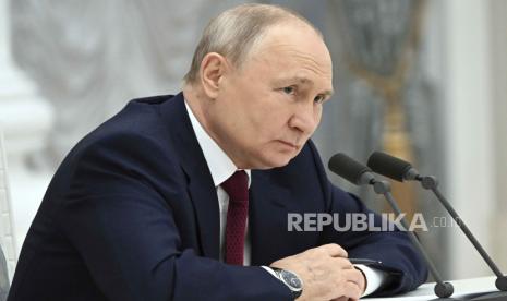  Presiden Rusia Vladimir Putin mengaku siap menghadapi serangan Ukraina yang disebut akan memakai bom tandan. 