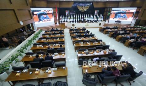 Pj Gubernur Jawa Barat Bey Machmudin dan Ketua DPRD Jawa Barat Taufik Hidayat hadir saat Rapat Sidang Paripurna DPRD Jawa Barat di Gedung DPRD Jawa Barat, Jalan Diponegoro, Kota Bandung, Rabu (15/11/2023). Dalam rapat itu di antaranya disampaikan Laporan Badan Pembentukan Peraturan Daerah (Bapemperda), dan Laporan DPRD Terhadap Raperda Tahun 2024.