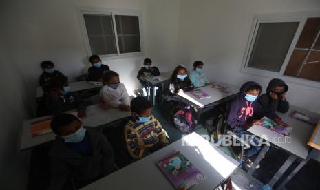  Pelajar Palestina menggambar di sekolah Khirbet Al - Malih dekat lembah Jordan, 30 Desember 2020. Sekolah tersebut menerima pemberitahuan pembongkaran dari otoritas Israel karena berlokasi di Area C Tepi Barat, yang merupakan lebih dari 60 persen dari area tersebut. Tepi Barat tetapi berada di bawah kendali penuh militer Israel.