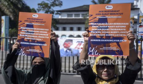 Massa yang tergabung dalam Paguyuban Pengawal Negara Kesatuan Republik Indonesia (PPNKRI) melakukan aksi di depan Gedung Sate, Jalan Diponegoro, Kota Bandung, Jawa Barat, Selasa (27/6/2023). Dalam aksi tersebut mereka mendesak pemerintah untuk segera mencabut izin Pondok Pesantren Al Zaytun karena dinilai telah menyebarkan ajaran sesat kepada santrinya, serta mengecam pimpinan Pondok Pesantren Al Zaytun Panji Gumilang yang diduga telah menistakan agama.