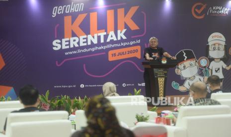 Ketua KPU RI Arief Budiman memberikan sambutan pada peluncuran gerakan Klik Serentak di Gedung KPU, Jakarta, Rabu (15/7). KPU meluncurkan gerakan klik serentak sebagai tanda dimulainya tahapan pencocokan dan penelitian (Coklit) dalam pilkada serentak 2020. Masyarakat khususnya yang berada di daerah yang melaksanakan pilkada tahun ini, dapat mengakses data masing-masing lewat situs lindungihakpilihmu.kpu.go.id.Prayogi/Republika. 