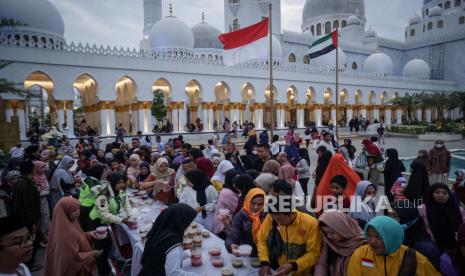 Warga mengambil menu berbuka puasa saat kegiatan buka puasa bersama di Masjid Sheikh Zayed, Solo, Jawa Tengah, Selasa (12/3/2024).