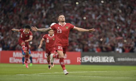 Pemain timnas Indonesia Marc Klok melakukan selebrasi seusai mencetak gol ke gawang Thailand dalam laga Piala AFF 2022 di Stadion Gelora Bung Karno, Jakarta, Kamis (29/12/2022). Pada pertandingan itu Indonesia ditahan imbang Thailand dengan skor 1-1.