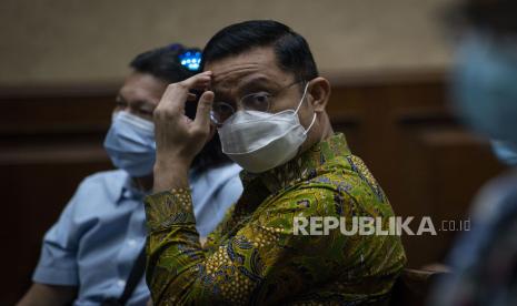 Terdakwa yang juga mantan Menteri Sosial Juliari Batubara menunggu dimulainya sidang lanjutan kasus korupsi Bantuan Sosial (Bansos) COVID-19 di Pengadilan Tipikor, Jakarta, Rabu (9/6/2021). Sidang tersebut beragendakan mendengarkan 11 saksi yang dihadirkan tim Jaksa Penuntut Umum (JPU) pada Komisi Pemberantasan Korupsi (KPK). ANTARA FOTO/Aditya Pradana Putra/foc.