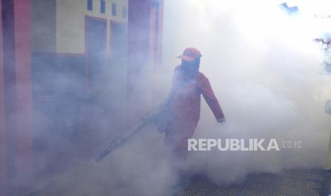 Petugas melakukan pengasapan (fogging) untuk bersiaga menghadapi peningkatan kasus demam berdarah. Ilustrasi