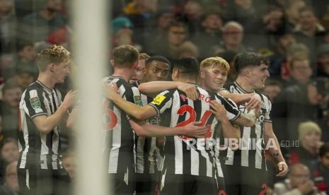 Para pemain Newcastle United merayakan gol saat pertandingan Piala Liga usai menekuk Manchester United 3-0, Kamis (2/11/2023) dini hari WIB. Newcastle akan menantang Chelsea di perempat final. 