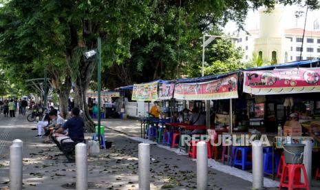 [Foto ilustrasi pedagang kaki lima di Malioboro, Yogyakarta] Wisatawan yang akan menghabiskan masa libur panjang akhir Oktober di Kota Yogyakarta diminta memastikan diri dalam kondisi sehat yang ditunjukkan dengan membawa identitas kesehatan.