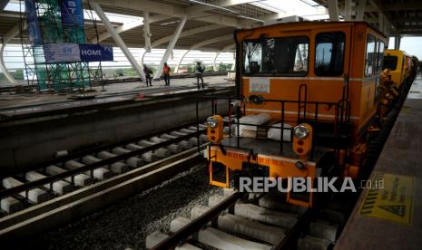 Pekerja beraktivitas di proyek pembangunan Kereta Api Cepat Jakarta Bandung (KCJB) di Stasiun Halim, Jakarta , Jumat (31/3/2023). Pemasangan rel Kereta Cepat Jakarta Bandung (KCJB) telah rampung, Total sebanyak 304 Km rel telah terpasang yang meliputi jalur ganda seluruh trase KCJB sejauh 142,3 Km, rel di 4 stasiun dan depo Tegalluar. Dengan sudah tersambungnya seluru Jalur KCJB akan membantu percepatan penyelesaian proyek yang sudah memasuki tahap akhir.