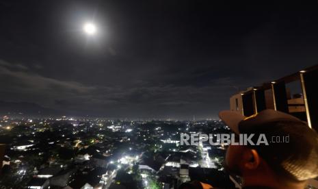 Populasi dunia melonjak melewati delapan miliar orang pada Selasa (15/11/2022). Hanya saja, penambahan ini dibayangi dengan lebih banyak kesulitan akan terjadi di daerah yang sudah menghadapi kelangkaan sumber daya akibat perubahan iklim.