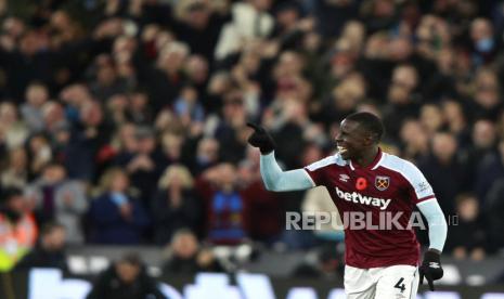 Kurt Zouma dari West Ham dituntut oleh para pelindung binatang karena dianggap menyiksa kucingnya.