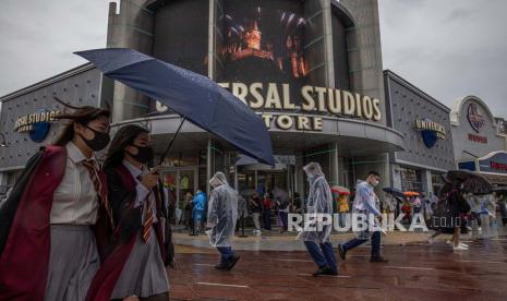 Universal Studios Hollywood mengumumkan bahwa bukti vaksinasi atau hasil negatif tes Covid-19 terbaru akan menjadi syarat masuk bagi pengunjung.