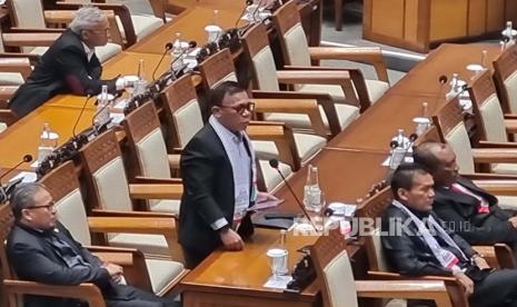 Anggota DPR Fraksi PDIP Masinton Pasaribu memakai syal Palestina dalam Rapat Paripurna Pembukaan Masa Persidangan II Tahun Sidang 2023-2024, Kompleks Parlemen, Jakarta, Selasa (31/10/2023). 