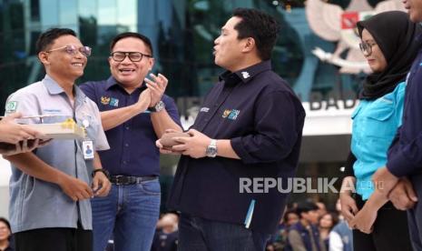 Menteri Badan Usaha Milik Negara (BUMN) Erick Thohir (tengah), Wakil Menteri BUMN I Pahala Mansury (kanan), dan Wakil Menteri BUMN II Kartiko Wirjoatmodjo (kiri) bersama pegawai Kementerian BUMN dalam peringatan hari ulang tahun (HUT) ke-25 Kementerian BUMN di taman Kementerian BUMN, Jakarta, Kamis (13/4/2023).