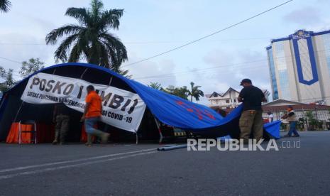 Posko Satgas COVID-19 Taman Imbi Kota Jayapura di bongkar, Senin (8/6/20). Sejumlah pos Satgas COVID-19 di beberapa titik Kota Jayapura mulai di tiadakan, pasca Pemerintah Kota Jayapura perpanjang masa jaga jarak fisik dan sosial selama 20 hari sarana publik dan tempat usaha serta aktifitas masyarakat dimulai pukul 06