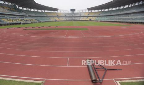  Peralatan perawatan ditinggalkan di lintasan Stadion Gelora Bung Tomo, salah satu venue yang disiapkan menjadi tuan rumah FIFA U-20 World Cup, di Surabaya, Jawa Timur,  Kamis (30/3/2023). Hak tuan rumah Indonesia dicabut Piala Dunia U-20 pada hari Rabu hanya delapan minggu sebelum dimulainya turnamen di tengah kekacauan politik terkait partisipasi Israel.