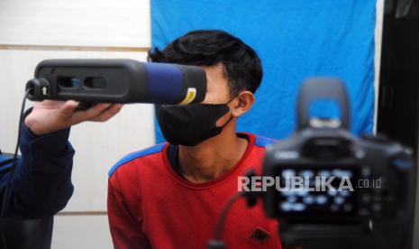 Seorang warga menjalani proses perekaman data KTP Elektronik di Disdukcapil Kota Bogor, Jawa Barat, Selasa (11/1/2022). Kementerian Dalam Negeri akan melakukan penerapan KTP Elektronik dalam bentuk digital yang memiliki kode batang (QR Code) secara bertahap dan mulai diuji coba di 58 kabupaten/kota. 