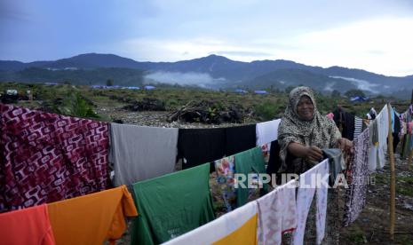 Warga korban banjir bandang beraktivitas di lokasi pengungsian di Perbukitan Desa Meli, Kecamatan Baebunta, Kabupaten Luwu Utara, Sulawesi Selatan, Kamis (16/7/2020). Ratusan pengungsi masih bertahan berada di pengungsian di daerah ketinggian diakibatakan rumah mereka hancur diterjang banjir bandang sementara di sejumlah titik pengungsian sangat membutuhkan air bersih untuk keperluan sehari-hari. 