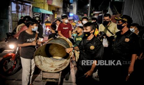 Pemerintah Kota (Pemkot) Depok melarang pelaksanaan takbir keliling, pasar tumpah dan open house saat merayakan hari kemenangan, lebaran Idul Fitri 1443 H.