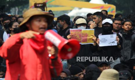 Ratusan mahasiswa dari berbagai kampus dan masyarakat menggelar aksi di depan kantor DPRD Provinsi Jabar, Jalan Diponegoro, Kota Bandung, Kamis (22/8/2024).