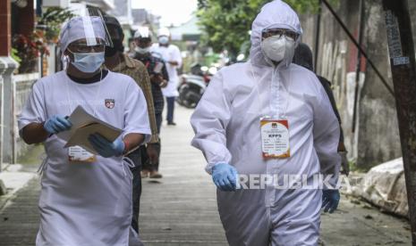 Petugas KPPS memberikan pelayanan jemput bola ke rumah warga di Mekarjaya, Depok, Jawa Barat, Rabu (9/12/2020). Pelayanan jemput bola tersebut dilakukan guna memenuhi hak pilih warga yang sakit dan terpapar COVID-19 pada Pilkada Kota Depok 2020. 