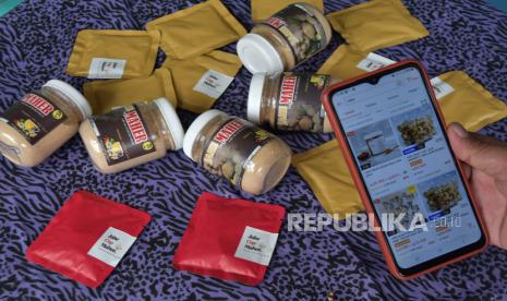 Pekerja memasarkan produk UMKM jahe maher binaan Kelurahan Jatirangga melalui e-commerce di Bekasi, Jawa Barat, Kamis (12/1/2023). Guna mendukung peningkatan literasi keuangan digital bagi masyarakat, termasuk perluasan pengembangan inklusi ekonomi keuangan kepada UMKM, BukuWarung menggelar roadshow ke ratusan kota dan kabupaten di Indonesia.