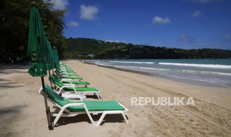 Deretan kursi pantai kosong di Pantai Wisata Patong, Phuket, Thailand. Menparekraf menanggapi pengumuman terbaru tentang wisatawan harus membawa uang Rp 6,5 juta saat berkunjung ke Thailand.