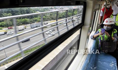 Sejumlah pegawai PT Adhi Karya (Persero) berada di dalam kereta api ringan atau Light Rail Transit (LRT) saat pelaksanaan uji coba lintasan LRT Jabodebek TMII-Cibubur di Jakarta, Rabu (11/11). PT Adhi Karya (Persero) Tbk mengharapkan Indonesia Investment Authority (INA) dapat memfasilitasi pembiayaan Infrastruktur.