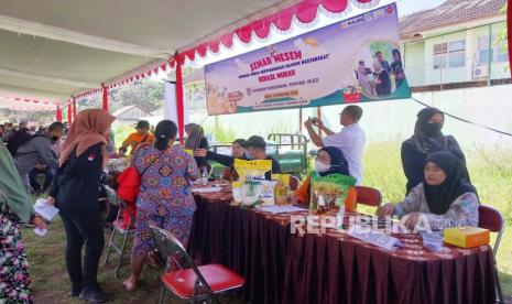 Suasana pasar murah bertajuk “Sembako Murah Menyenangkan Seluruh Masyarakat” (Semar Mesem Berase Murah) di Lapangan Sanggrahan, Tirtoadi, Mlati, Kabupaten Sleman, DIY, Rabu (21/2/2024).