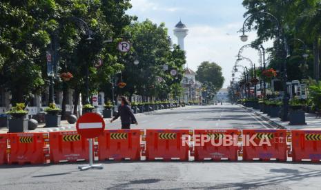 Suasana lengang di salah satu tempat yang biasa dipadati pengunjung yaitu Jalan Asia Afrika, kawasan Alun-alun Kota Bandung, saat penutupan sementara di masa Pemberlakuan Pembatasan Kegiatan Masyarakat (PPKM) Darurat, Selasa (6/7). Penutupan sejumlah ruas jalan dan aktivitas perdagangan di pusat Kota Bandung, dalam rangka PPKM Darurat sebagai upaya mencegah penyebaran Covid-19.