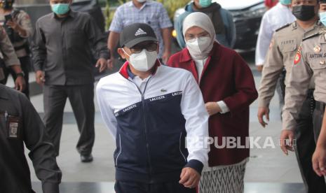 Bupati Probolinggo Puput Tantriana Sari (kanan) dan suaminya yang juga Anggota DPR Hasan Aminuddin (kiri) tiba di gedung KPK untuk menjalani pemeriksaan di Jakarta, Senin (30/8/2021). Puput Tantriana Sari dan Hasan Aminuddin beserta delapan orang lainnya terjaring Operasi Tangkap Tangan (OTT) KPK terkait kasus dugaan jual beli jabatan di Pemkab Probolinggo. 