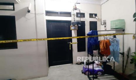 Ketua RT 04/03 Kelurahan Jagakarsa, Yakub saat diwawancara di tempat kejadian perkara (TKP) penemuan empat anak yang tewas karena diduga dikuci di dalam kamar oleh ayahnya sendiri di Jagakarsa, Jakarta Selatan, Rabu (6/12/2023). 