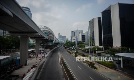 Suasana lalu lintas yang lengang pada hari pertama pembatasan sosial berskala besar (PSBB) secara total di kawasan Kuningan, Jakarta, Senin (14/9). Satuan Polisi Pamong Praja (Satpol PP) telah menutup tiga perkantoran di Jakarta Pusat karena melanggar aturan Pembatasan Sosial Berskala Besar (PSBB).. Republika/Thoudy Badai