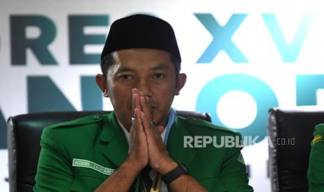 Ketua Umum Pimpinan Pusat Gerakan Pemuda (GP) Ansor terpilih periode 2024-2029 Addin Jauharuddin memanjatkan doa seusai Kongres XVI GP Ansor di atas Kapal Pelni KM Kelud yang berlayar di Laut Jawa, Jumat (2/2/2024). Kongres yang diselenggarakan saat pelayaran dari Tanjung Priok, Jakarta menuju Tanjung Mas, Semarang tersebut menetapkan Addin sebagai ketua umum periode 2024-2029 menggantikan ketua umum sebelumnya yakni Yaqut Cholil Qoumas. 