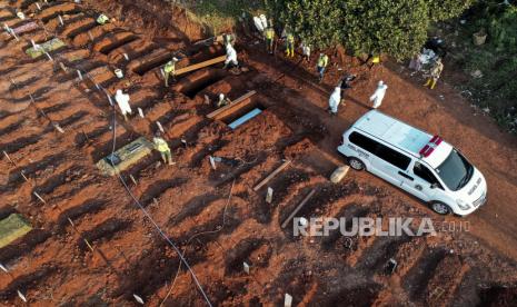 Petugas memakamkan jenazah COVID-19,  di TPU Pondok Ranggon, Jakarta, Selasa (8/9/2020). Petugas administrasi TPU Pondok Ranggon mengatakan saat ini jumlah makam yang tersedia untuk jenazah dengan protokol COVID-19 tersisa 1.069 lubang makam, dan diperkirakan akan habis pada bulan Oktober apabila kasus kematian akibat COVID-19 terus meningkat. 