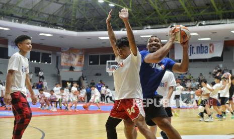 Pemain NBA dari tim Charlotte Hornets Grant Williams memberikan pelatihan bola basket kepada pelajar di Gor Soemantri, Jakarta, Sabtu (1/6/2024). Program pelatihan tersebut diperuntukan bagi pelajar yang telah diseleksi oleh tim Jr NBA untuk mengasah potensi anak terhadap olahraga bola basket juga sebagai upaya mengembangkan olahraga basket di Indonesia, kegiatan tersebut merupakan rangkaian perayaan 10 tahun Jr NBA di Indonesia.