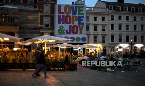 Sejumlah orang menikmati makan dan minum di Covent Garden, di London, (ilustrasi). Kasus positif Covid-19 di Inggris terus mengalami lonjakan, terakhir kasus bertambah 16 ribu dalam waktu kurang dari 24 jam.