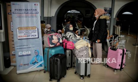 Calon penumpang saat menunggu jam keberangkatan kereta jarak jauh di Stasiun Pasar Senen, Jakarta, Senin (29/8/2022). PT Kereta Api Indonesia (KAI) mengimbau penumpang yang menggunakan jasa kereta api untuk mematuhi aturan bagasi.