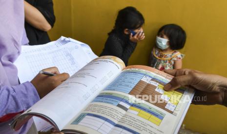 Kader posyandu mencatat jadwal imunisasi di Rorotan, Jakarta Utara. (Ilustrasi)