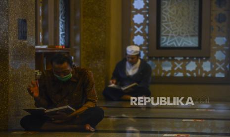 Umat Muslim membaca Al-Quran saat hari pertama puasa Ramadhan 1442 Hijriah di Masjid Raya Bogor, Kota Bogor, Jawa Barat, Selasa (13/4). Umat Muslim memanfaatkan waktu menunggu berbuka puasa dengan melakukan ibadah di masjid seperti melakukan tadarus atau membaca kitab suci Al-Quran.  