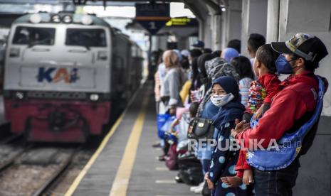 Sejumlah penumpang menunggu kedatangan kereta api lokal Bandung Raya di Stasiun Bandung, Kota Bandung, Kamis (6/5). PT KAI Daop 2 Bandung memberhentikan layanan perjalanan Kereta Api jarak jauh untuk mudik pada penerapan larangan mudik lebaran sejak Kamis (6/5) hingga Senin (17/5) serta melakukan pembatasan operasional kereta lokal dengan mengurangi jadwal perjalanan menjadi 39 perjalanan dan membatasi jam operasional. Foto: Republika/Abdan Syakura