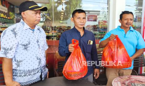 Perwakilan keluarga korban dugaan penganiayaan oleh oknum TNI di Boyolali akan kembalikan bingkisan buah ke Kompi B Yonif Raider 408/SBH, Ahad (31/12/2023) 