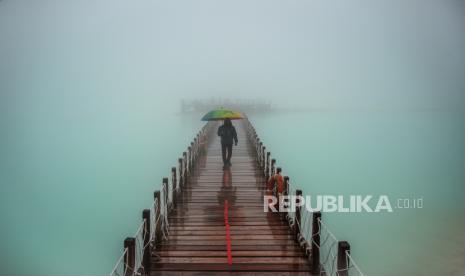 Wisatawan berjalan di atas jembatan yang berada di kawasan wisata alam Kawah Putih, Ciwidey, Kabupaten Bandung, Jawa Barat, Senin (22/6/2020). Secara bertahap, kawasan wisata alam di 270 kabupaten dan kota akan dibuka dengan menjalankan protokol kesehatan. 