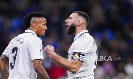 Karim Benzema dari Real Madrid, tengah, merayakan gol kedua timnya dari titik penalti selama pertandingan sepak bola La Liga Spanyol antara Real Madrid dan Elche CF di stadion Santiago Bernabeu di Madrid, Spanyol, Rabu, 15 Februari 2023.