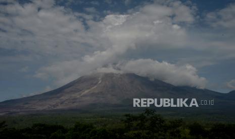 Aktivitas Gunung Semeru terlihat dari Pos Pemantauan Gunung Sawur, Lumajang, Jawa Timur, Selasa (7/12). Status Gunung Semeru berada pada level II atau Waspada. Pada Selasa (7/12), Gunung Semeru masih mengeluarkan awan panas dan beberapakali terdeteksi aktivitas kegempaan.