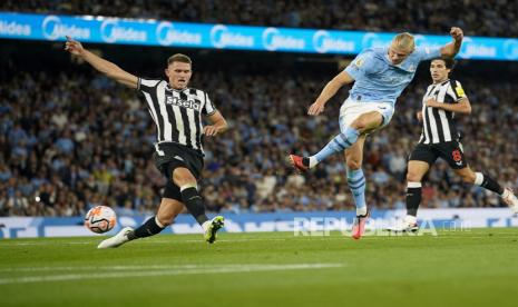 Pemain Newcastle Sven Botman (kiri) berusaha menghalangi tendangan pemain Manchester City Erling Haaland dalam laga pekan kedua Primer 2023/2024 di Etihad Stadium, Ahad (20/8/2023) dini hari WIB.