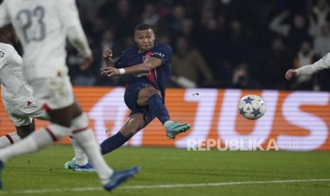 Penyerang PSG Kylian Mbappe saat menghadapi AC Milan di Liga Champions.