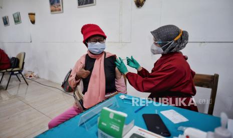 Warga kelompok lanjut usia (lansia) mengikuti vaksinasi masal di SMA Negeri 8 Jakarta, Tebet, Jakarta Selatan, Senin (1/3). Sebanyak 180 peserta lanjut usia dari 12 RW di Kelurahan Bukit Duri, Kecamatan Tebet disuntik vaksin covid-19 tahap pertama. Republika/Thoudy Badai